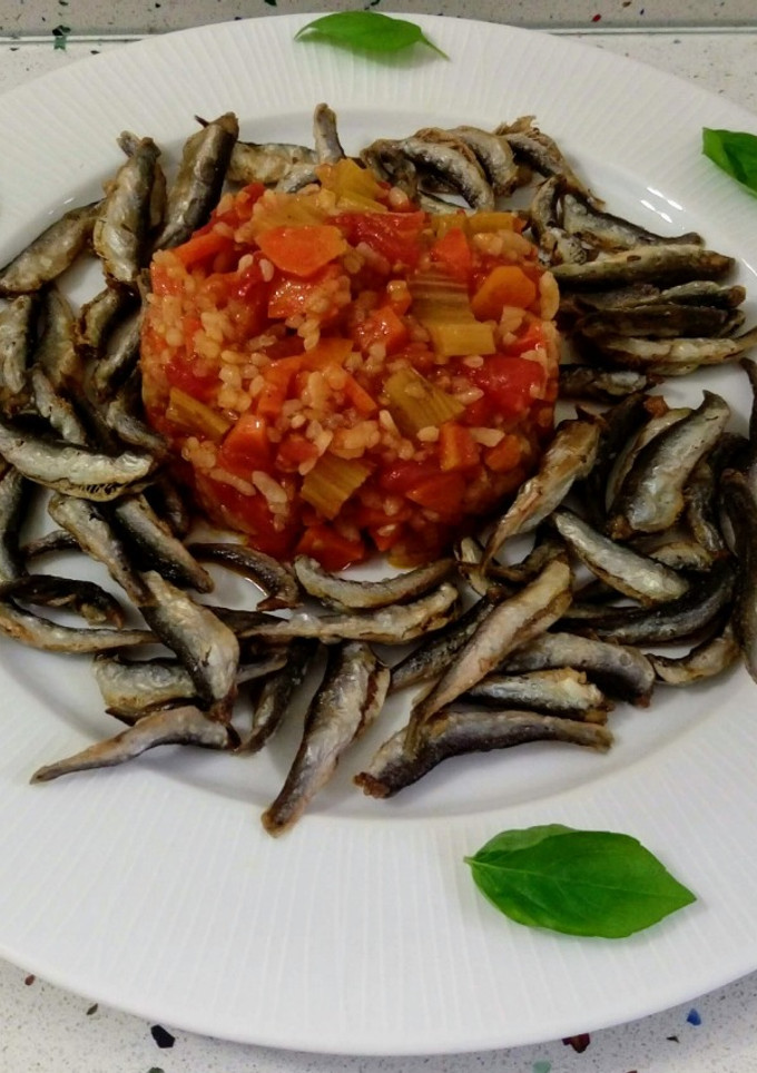 Una foto de Boquerones vitorianos fritos y arroz salteado con verduras #Jugandoenlacocina