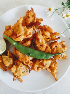प्याज के पकौड़े (Pyaz ke pakode recipe in Hindi) रेसिपी मुख्य फोटो