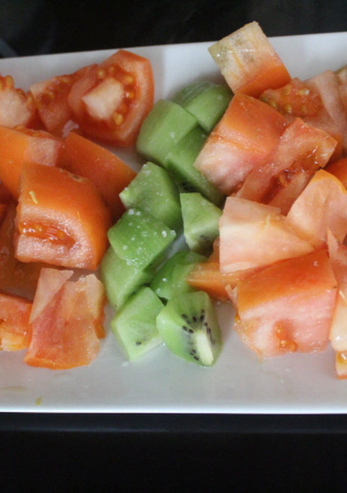 Una foto de Ensalada ordenada de naranja, tomate y kiwi