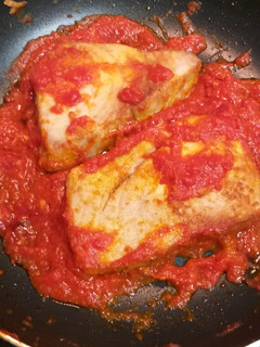 Una foto de Atún con tomate