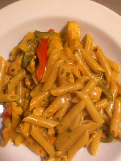 Una foto de Macarrones con pollo al curry