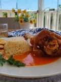 Pavo en salsa con arroz y patacones
