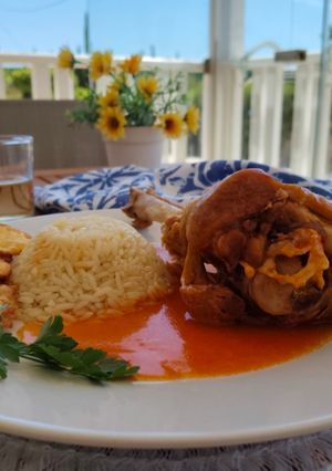 Una foto de Pavo en salsa con arroz y patacones