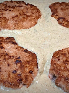 Una foto de Hamburguesas de ternera en salsa de champiñones