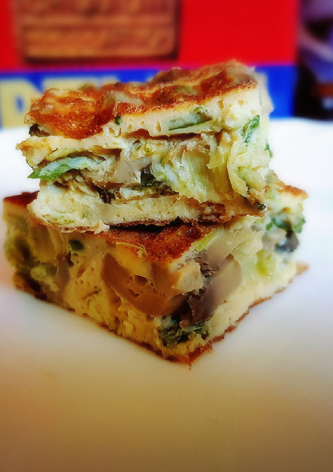 Una foto de Tortilla de champiñones y hojas tiernas