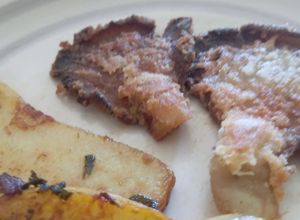 Una foto de Escalopes de gírgolas a la mostaza con papas fondant