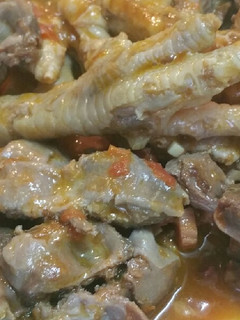 Una foto de Patitas de pollo con mollejas