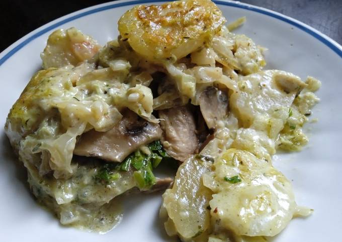 Слоёный салат с шампиньонами, картошкой и сыром - Лайфхакер