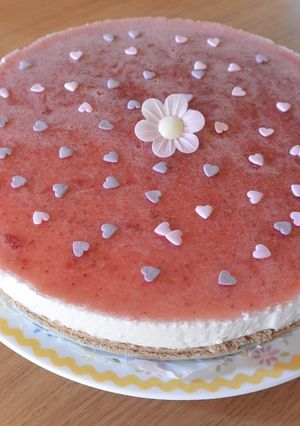 Una foto de Tarta de yoghurt con cobertura de mermelada de fresa, sin lactosa. Thermomix