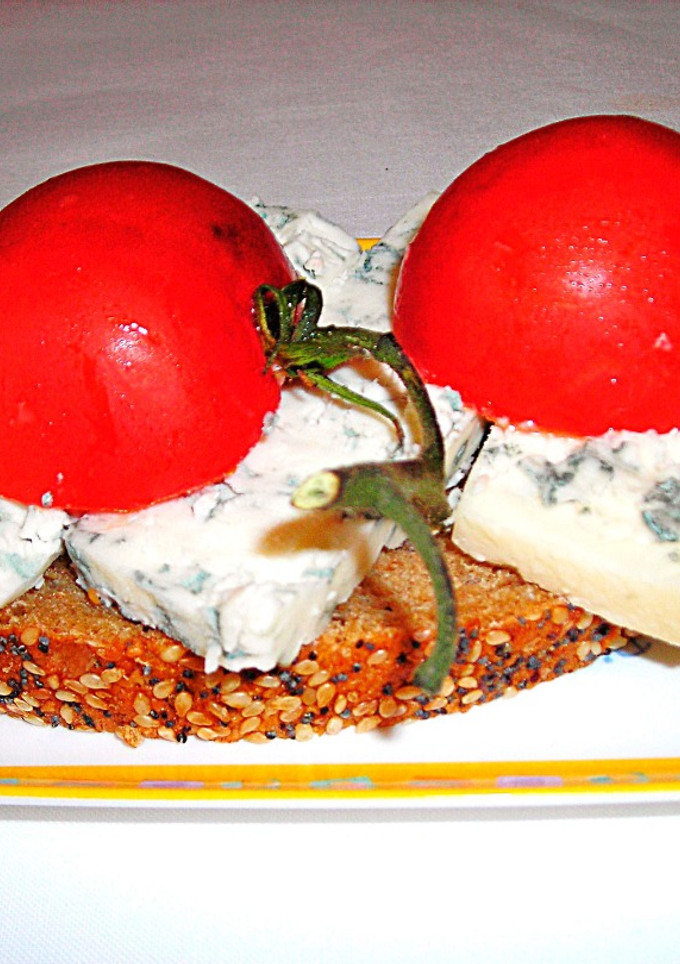 Una foto de Queso gorgonzola sobre pan de semillas