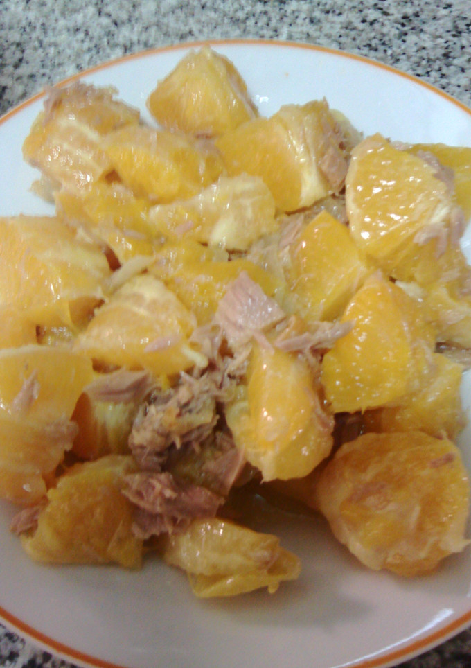 Una foto de Ensalada de naranjas con atún