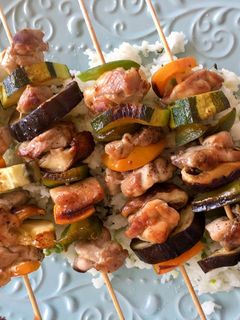Una foto de Brochetas de pollo con verduras