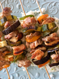 Una foto de Brochetas de pollo con verduras