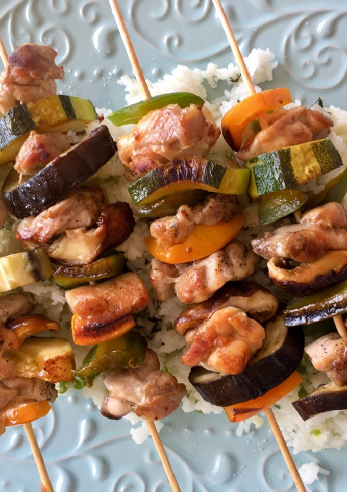 Una foto de Brochetas de pollo con verduras