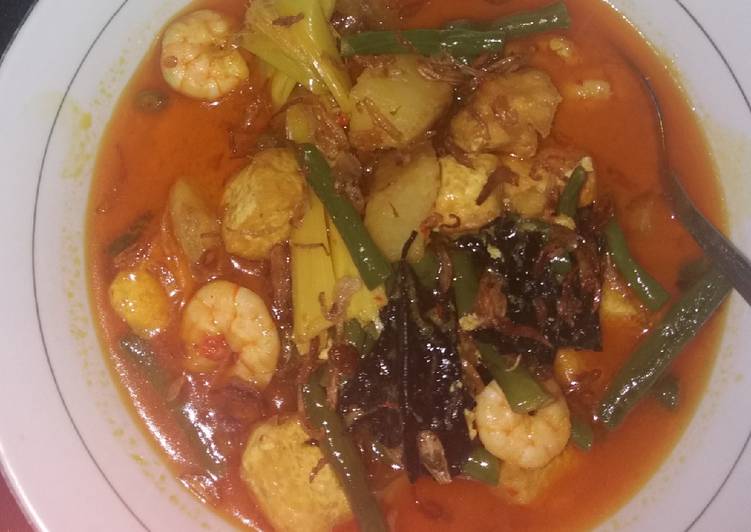 Langkah Mudah untuk Menyiapkan Gulai udang kentang pedas Anti Gagal