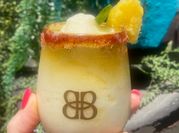 Una foto de bebidas con alcohol de piña