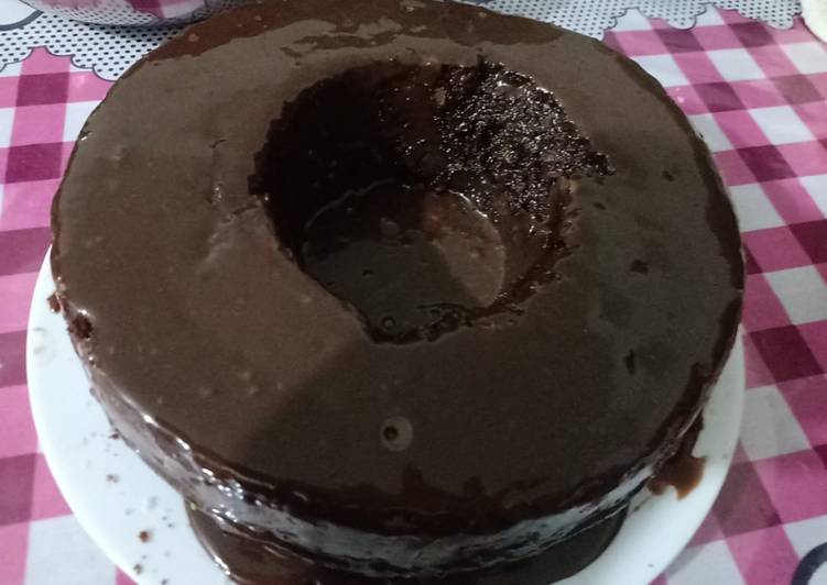 Bolo de Floresta Negra com cobertura de chocolate