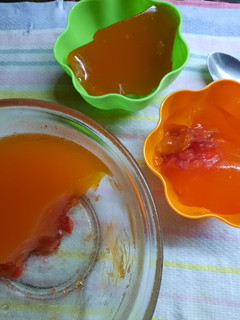 Una foto de Gelatina de naranja con cerezas