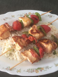 Una foto de Brochetas de pollo y verduras