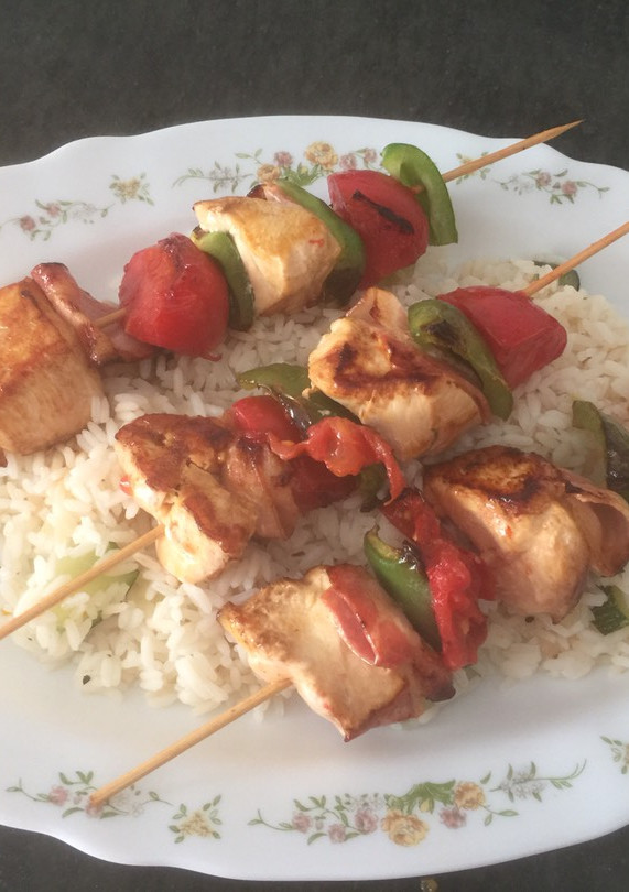 Una foto de Brochetas de pollo y verduras