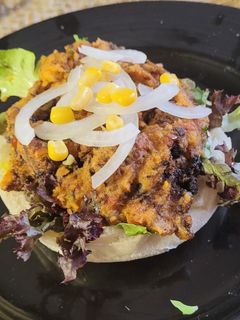 Una foto de Hamburguesa de Garbanzos especiados, cebolla y pimiento rojo