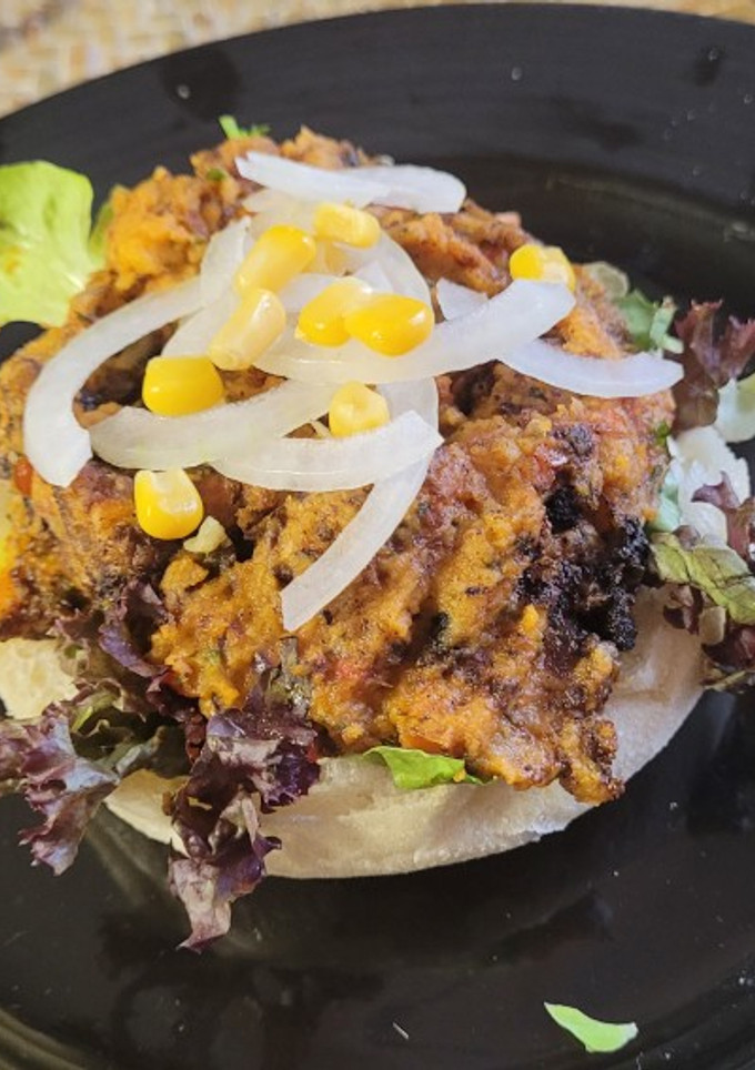 Una foto de Hamburguesa de Garbanzos especiados, cebolla y pimiento rojo