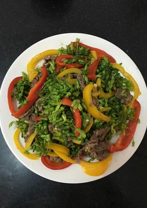 Hình của món Bò Xào Hoa Thiên Lý.