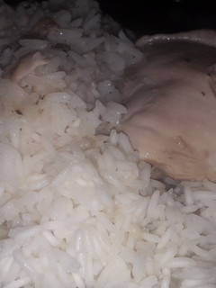 Una foto de Pollo al limón con ajo, acompañado con arroz