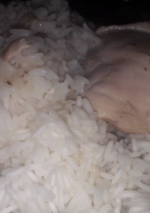 Una foto de Pollo al limón con ajo, acompañado con arroz
