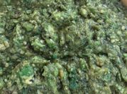 Una foto de salsa verde con aguacate