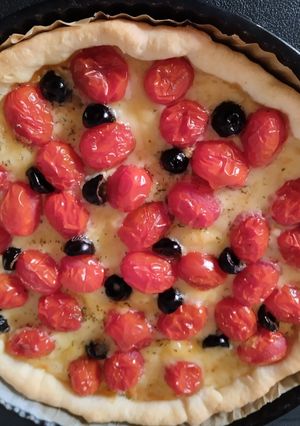 Une photo de Tarte à la tomate, au comté et aux olives 🍅🧀