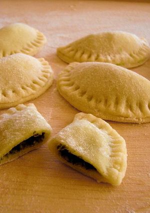 A picture of Dumplings (pierogi) with spinach.