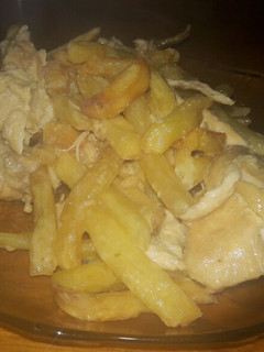 Una foto de Pollo a la crema con papas fritas