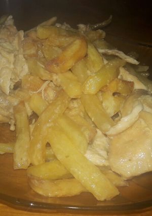 Una foto de Pollo a la crema con papas fritas