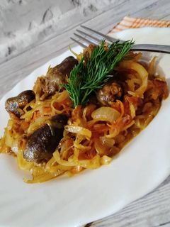 Фото Тушкована капуста з курячими серцями.