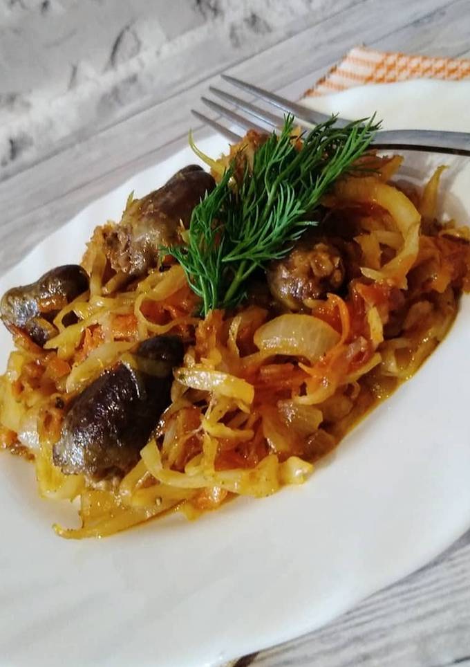 Тушкована капуста з курячими серцями