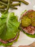 Hamburguesas de atún saludables envueltas en lechuga