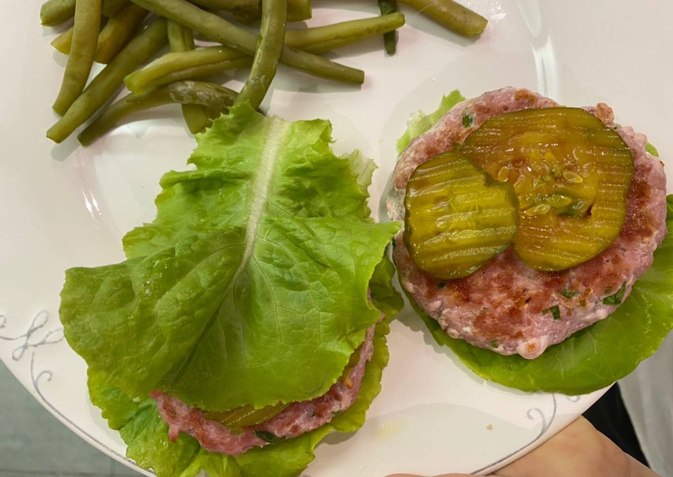 Hamburguesas de atún saludables envueltas en lechuga