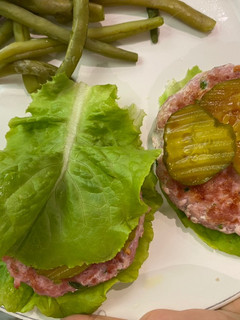 Una foto de Hamburguesas de atún saludables envueltas en lechuga