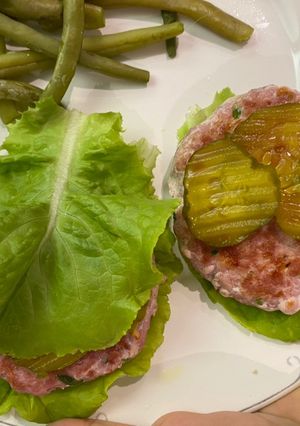 Una foto de Hamburguesas de atún saludables envueltas en lechuga