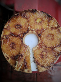 Una foto de Torta invertida de ananá gigante sin manteca
