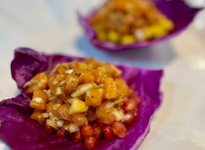 Foto principal de Tartar de salmón y Granada (o mango) sobre hoja de lombarda