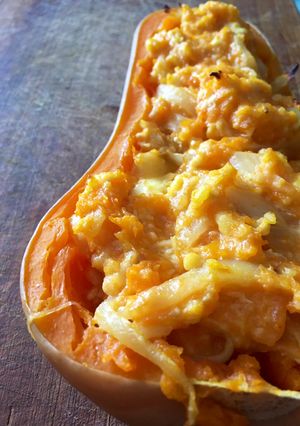Una foto de Calabaza rellena de cebolla y queso 🧀 🧅