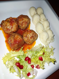 Una foto de Albóndigas con puré de patata