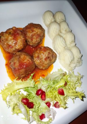 Una foto de Albóndigas con puré de patata