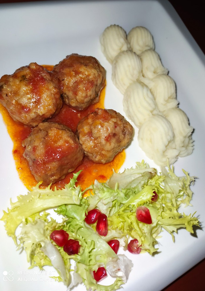 Una foto de Albóndigas con puré de patata