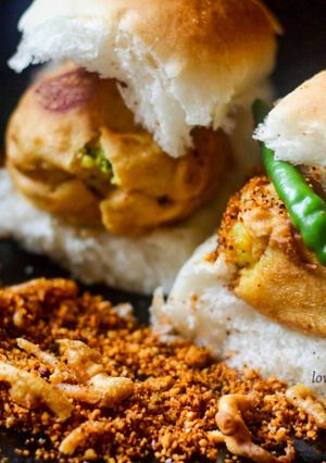 A picture of Mumbai vada pav.