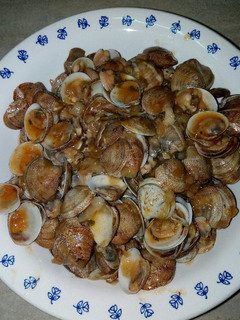 Una foto de Almejas en salsa
