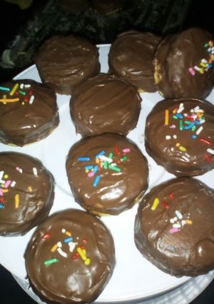 Una foto de Alfajores rellenos de Nutella y cobertura de chocolate