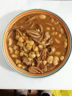 Una foto de Guiso de habas con calamares